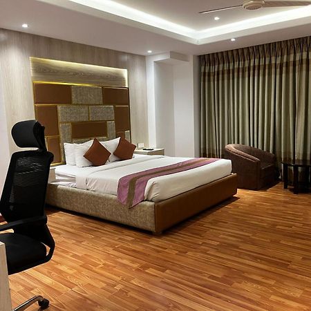 Royal Raj Hotel Rajshahi Buitenkant foto
