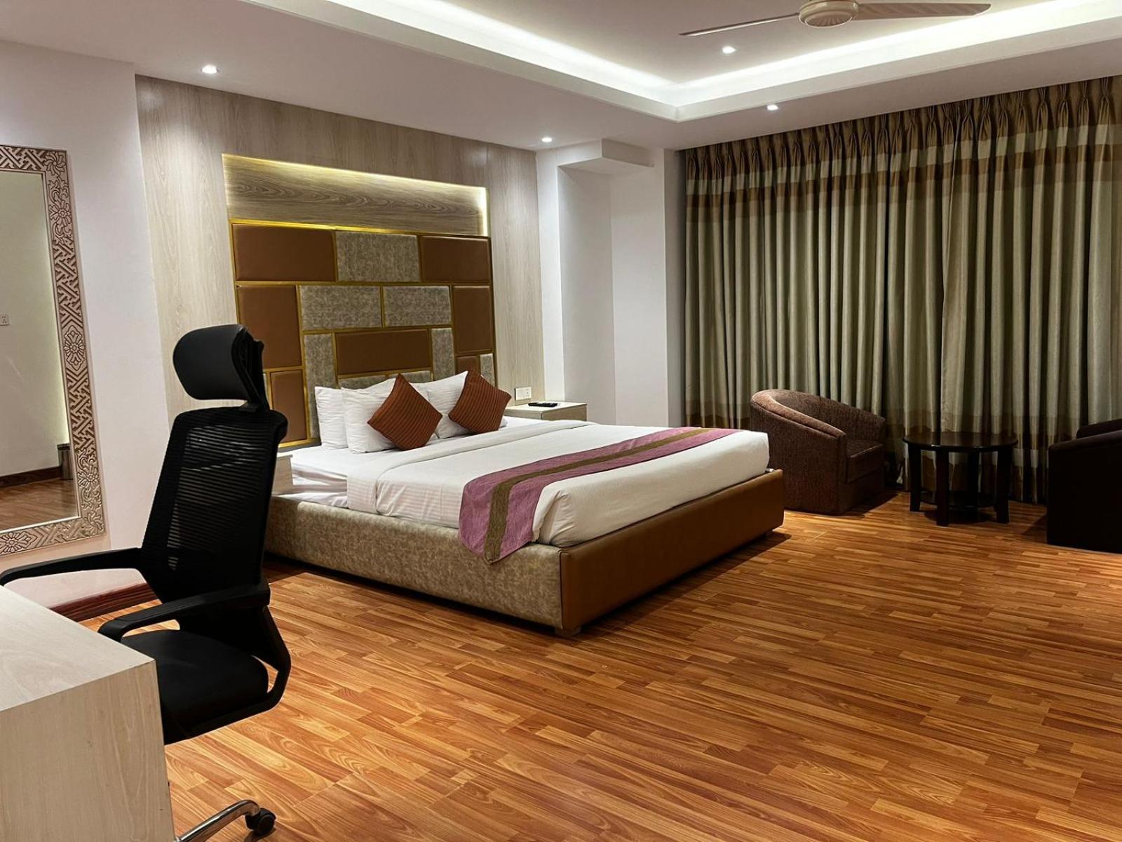 Royal Raj Hotel Rajshahi Buitenkant foto