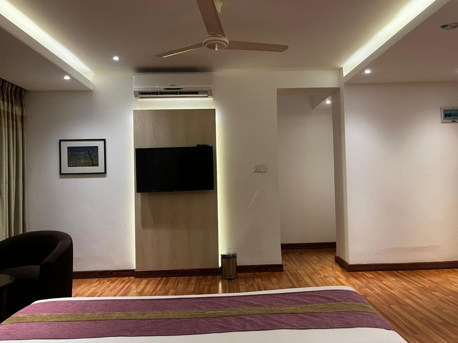 Royal Raj Hotel Rajshahi Buitenkant foto