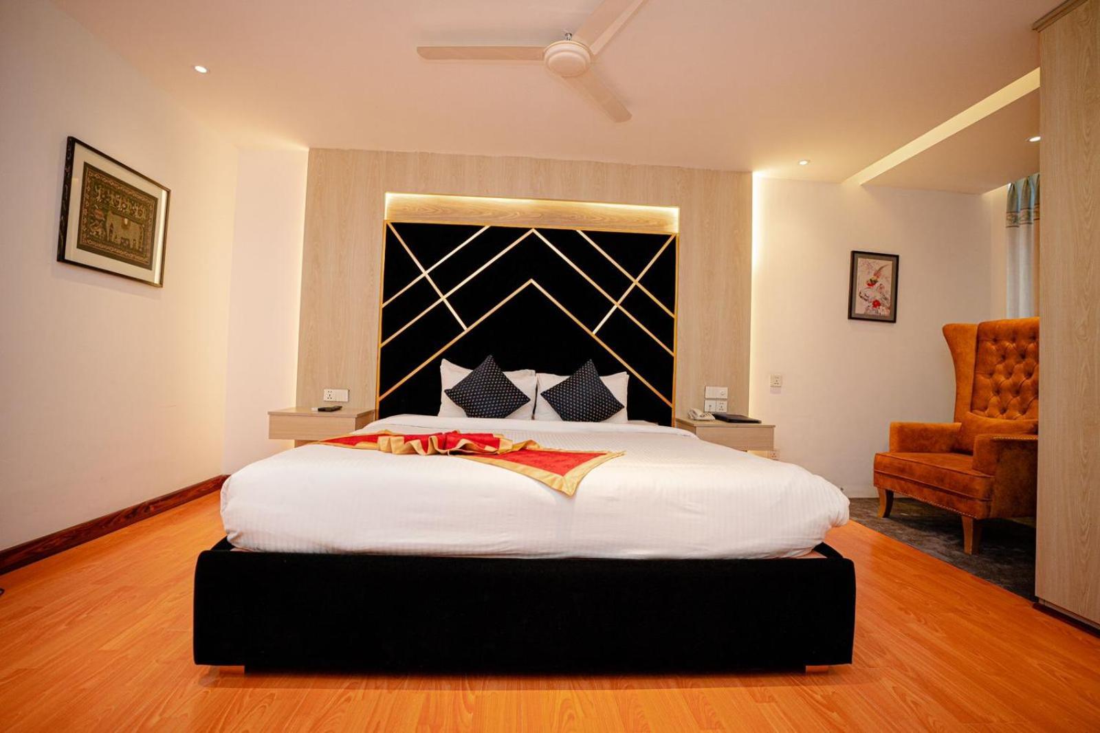 Royal Raj Hotel Rajshahi Buitenkant foto