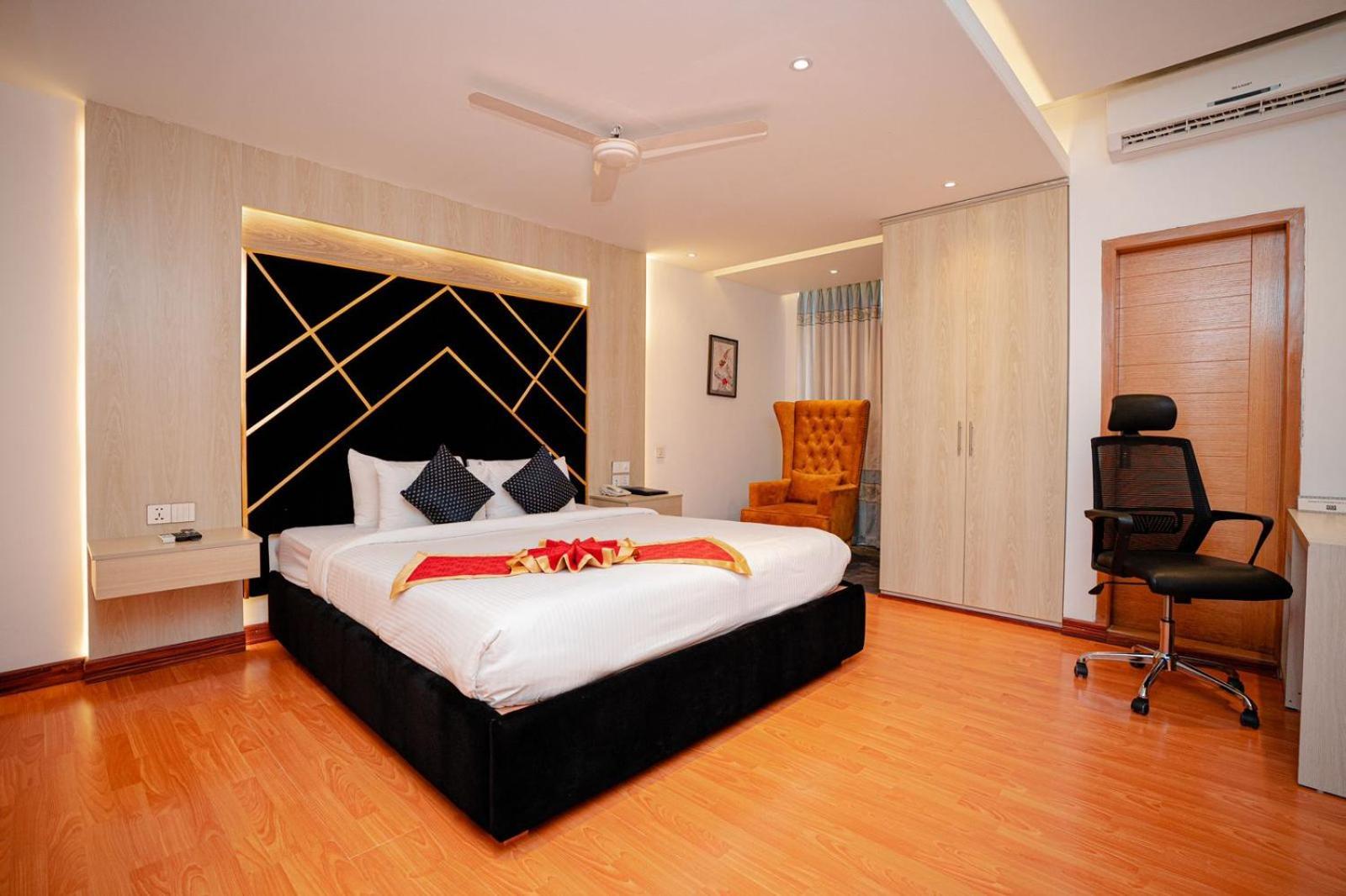 Royal Raj Hotel Rajshahi Buitenkant foto