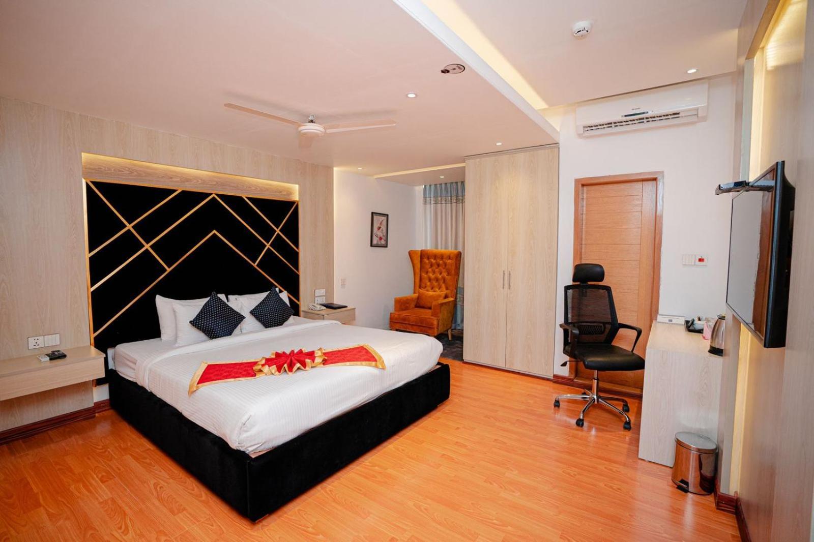 Royal Raj Hotel Rajshahi Buitenkant foto