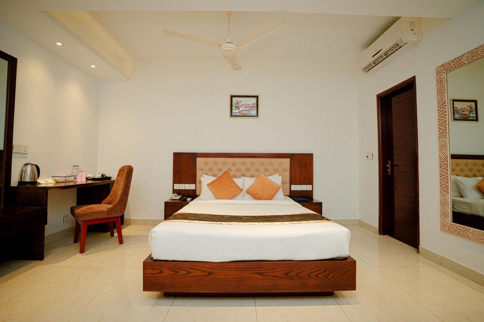 Royal Raj Hotel Rajshahi Buitenkant foto