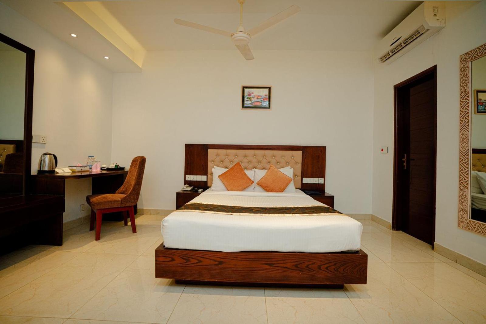 Royal Raj Hotel Rajshahi Buitenkant foto